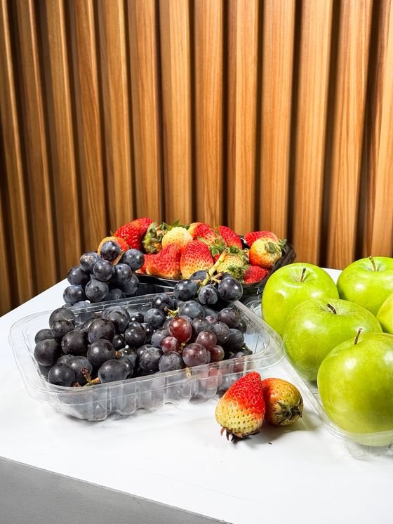 Uvas, fresas y manzanas empacadas en PET