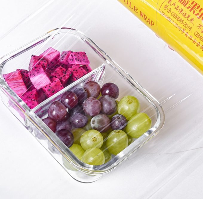 Película extensible cubriendo un recipiente con fruta